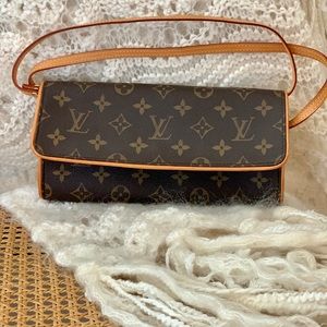 Chic authentic Louis Vuitton handbag/clutch